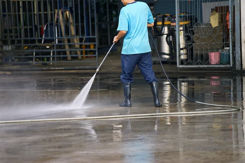 経験豊かな専門スタッフが工場を洗浄